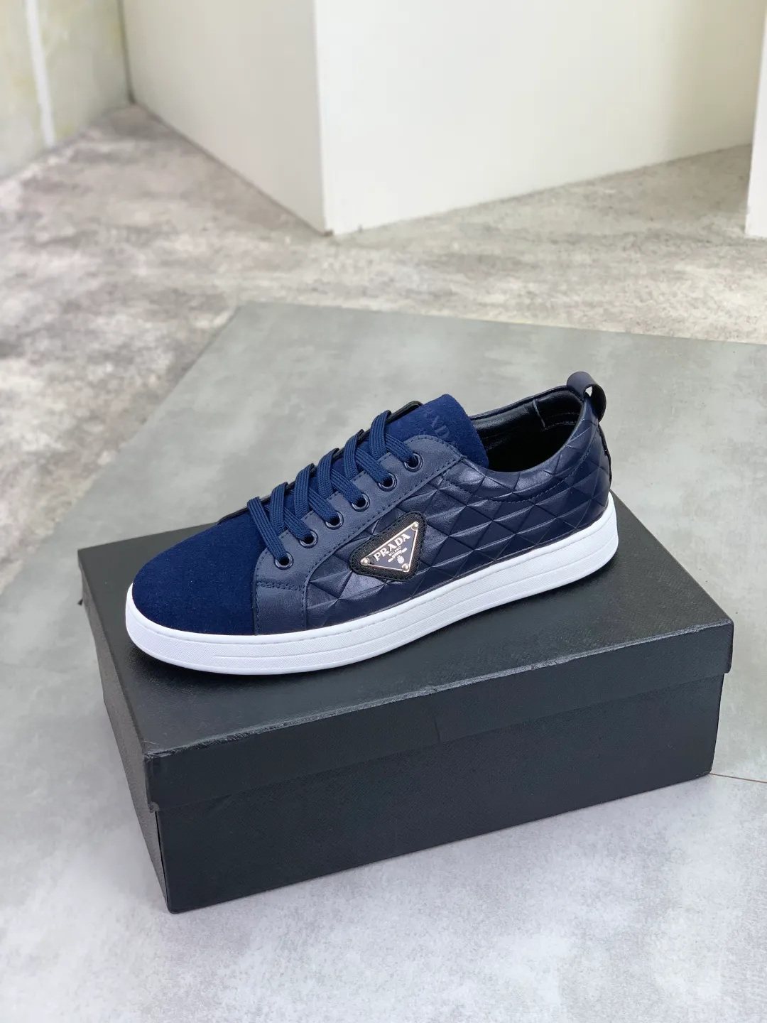 Men's Men's Shoes💰P420💰[New Style] The latest classic model of high-quality PRADA breathable and comfortable men's shoes has been launched on the official website, 1:1 replica, synchronized in Hong Kong, and on the same catwalk; all made of calfskin with breathable mesh fabric ➕Imported soft Soft and comfortable sheepskin lining, 🍡🍡original rubber outsole is non-slip and wear-resistant; comfortable to wear, attractive style, fine workmanship, and simple and neat shoe last, showing a man's courage and toughness, 👍Size: 39-44 2️⃣Color🉑️Choose